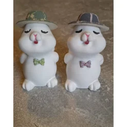 kleine Häschen aus Raysin mit Hut und Fliege - niedliche Dekoration