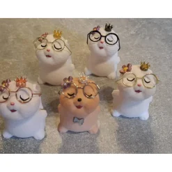 kleine Häschen aus Raysin mit Brille, Krone und Blume - niedliche Dekoration