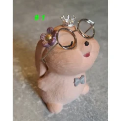 kleine Häschen aus Raysin mit Brille, Krone und Blume - niedliche Dekoration