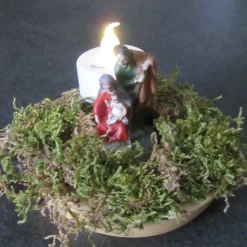 Kleine Krippe mit Moos und LED-Beleuchtung