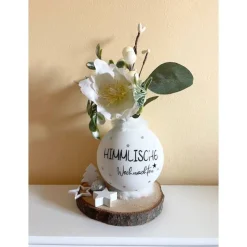 Kleine Vase aus Weihnachtsbaumkugel – Weihnachtsdeko mit Christrose & Sternen