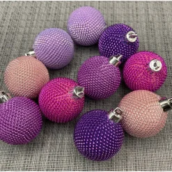 Kleine Weihnachtskugeln gehäkelt mit kleinen Miyuki Glasperlen.Durchmesser 4 cm