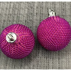 Kleine Weihnachtskugeln gehäkelt mit kleinen Miyuki Glasperlen.Durchmesser 4 cm