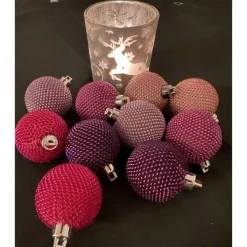 Kleine Weihnachtskugeln gehäkelt mit kleinen Miyuki Glasperlen.Durchmesser 4 cm