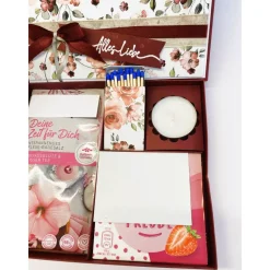 Kleine Wellnessbox, Handgemachte Geschenkverpackung aus Tonkarton mit Badesalz, Schokolade & Grußkärtchen