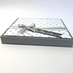 Kleine Wellnessbox, Handgemachte Geschenkverpackung aus Tonkarton mit Badesalz, Schokolade & Grußkärtchen