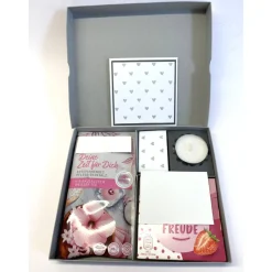 Kleine Wellnessbox, Handgemachte Geschenkverpackung aus Tonkarton mit Badesalz, Schokolade & Grußkärtchen