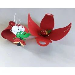 Kleine Zierschachtel mit einem kleinem Marienkäfer-Anhänger, zum selbst befüllen oder mit Schoko-Marienkäfer