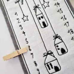 Kleiner Adventskalender aus Filz in grau, bestickt - "Häuschen" - von he-ART by helen hesse
