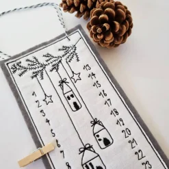 Kleiner Adventskalender aus Filz in grau, bestickt - 