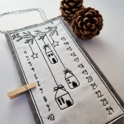 Kleiner Adventskalender aus Filz in grau, bestickt - 