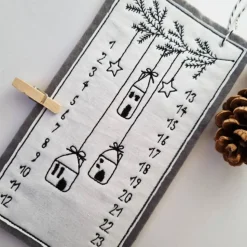 Kleiner Adventskalender aus Filz in grau, bestickt - 