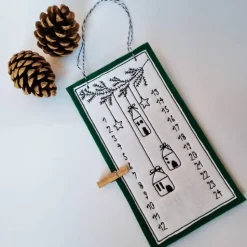 Kleiner Adventskalender aus Filz in grün, bestickt - 