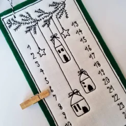 Kleiner Adventskalender aus Filz in grün, bestickt - 