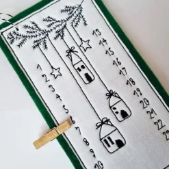 Kleiner Adventskalender aus Filz in grün, bestickt - 