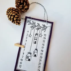 Kleiner Adventskalender aus Filz in lila, bestickt - "Häuschen" - von he-ART by helen hesse
