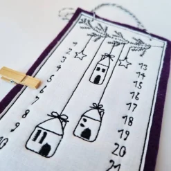 Kleiner Adventskalender aus Filz in lila, bestickt - 