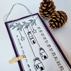 Kleiner Adventskalender aus Filz in lila, bestickt - 