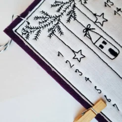 Kleiner Adventskalender aus Filz in lila, bestickt - 