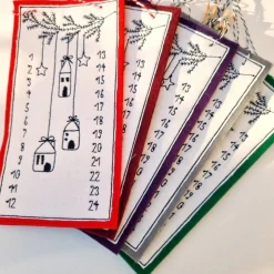Kleiner Adventskalender aus Filz in lila, bestickt - 