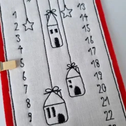 Kleiner Adventskalender aus Filz in rot, bestickt - 