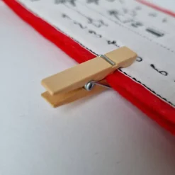 Kleiner Adventskalender aus Filz in rot, bestickt - 