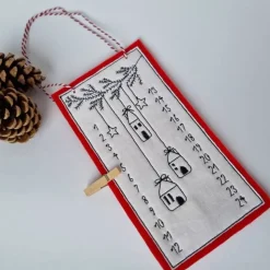 Kleiner Adventskalender aus Filz in rot, bestickt - 