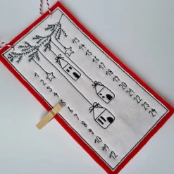 Kleiner Adventskalender aus Filz in rot, bestickt - 