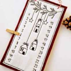 Kleiner Adventskalender aus Filz in weinrot, bestickt - "Häuschen" - von he-ART by helen hesse
