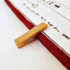 Kleiner Adventskalender aus Filz in weinrot, bestickt - 