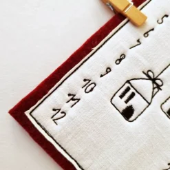 Kleiner Adventskalender aus Filz in weinrot, bestickt - 