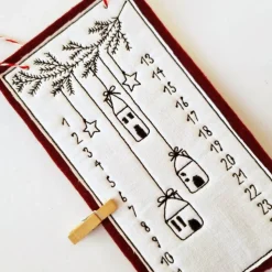 Kleiner Adventskalender aus Filz in weinrot, bestickt - 