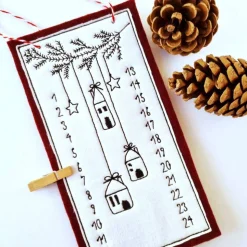 Kleiner Adventskalender aus Filz in weinrot, bestickt - 