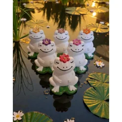 kleiner Froschkönig mit Blume aus Raysin