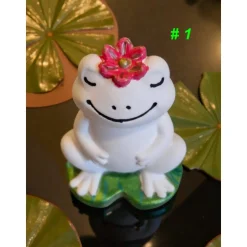 kleiner Froschkönig mit Blume aus Raysin