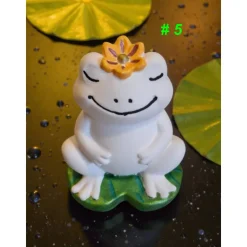 kleiner Froschkönig mit Blume aus Raysin