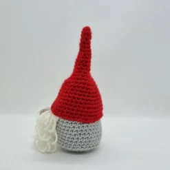 Kleiner gehäkelter Wichtel zur Dekoration