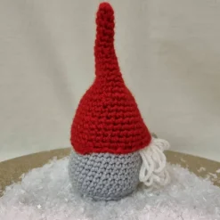 Kleiner gehäkelter Wichtel zur Dekoration