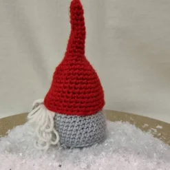 Kleiner gehäkelter Wichtel zur Dekoration