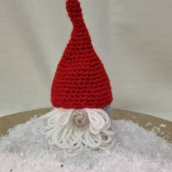 Kleiner gehäkelter Wichtel zur Dekoration