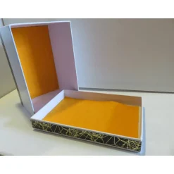 Kleiner Geschenkkarton mit Scherenschnitt - Nostalgiemotiv auf Reispapier Liebespaar auf der Bank