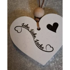 Kleiner Herzanhänger aus Raysin – Geschenkidee & Deko