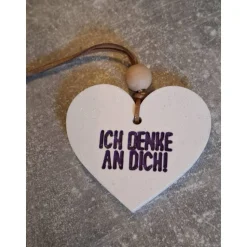 Kleiner Herzanhänger aus Raysin – Geschenkidee & Deko