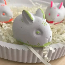 Kleiner Osterhase aus Beton, grau oder weiß, bemalt weiß oder neon, ca. 5,5 cm