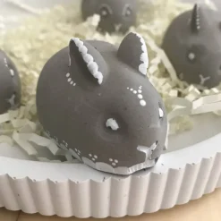 Kleiner Osterhase aus Beton, grau oder weiß, bemalt weiß oder neon, ca. 5,5 cm