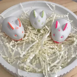 Kleiner Osterhase aus Beton, grau oder weiß, bemalt weiß oder neon, ca. 5,5 cm