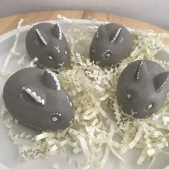 Kleiner Osterhase aus Beton, grau oder weiß, bemalt weiß oder neon, ca. 5,5 cm