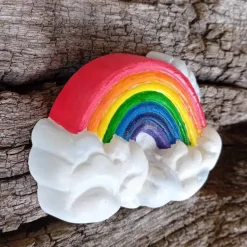 Kleiner Regenbogen auf einer Wolke für Gedenkecke oder Grabschmuck handbemalt (Kunststein)