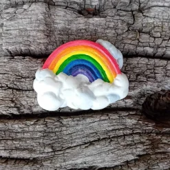 Kleiner Regenbogen auf einer Wolke für Gedenkecke oder Grabschmuck handbemalt (Kunststein)