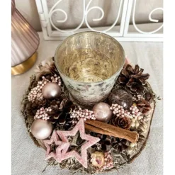 kleines Adventsgesteck mit Windlicht Glas in rosa mit Trockenblumen